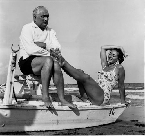 Maria Callas en la playa de Venecia con su marido Meneghini, 1956. Cedida por Associazione Culturale Maria Callas