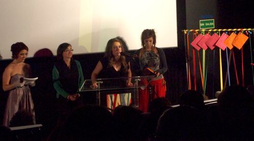 Momento en el que el equipo de TAI entrega el premio. Momento en el que el equipo de TAI entrega el premio.