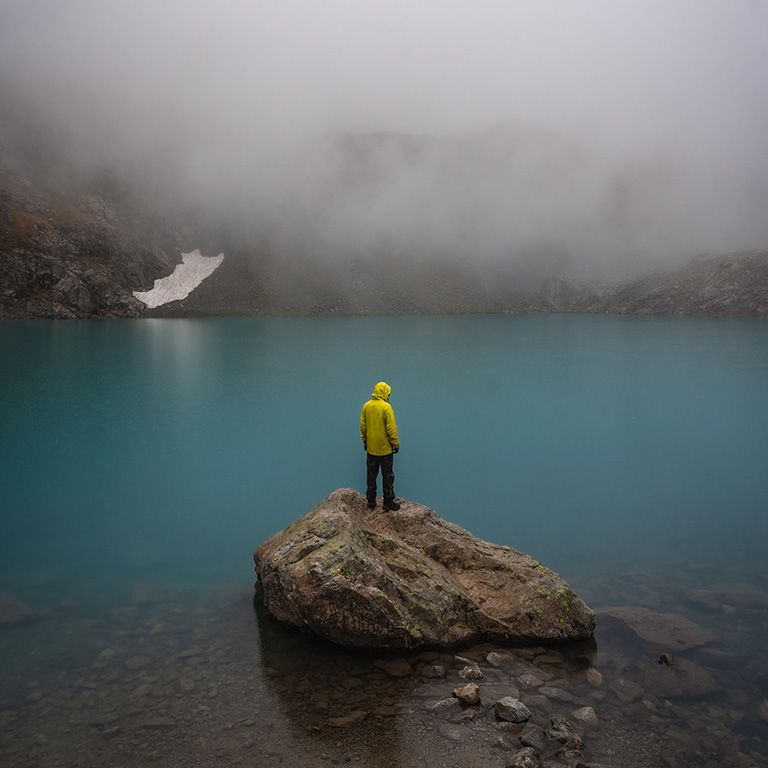 DOMINÓ | IMAGEN HOMBRE MIRANDO AL HORIZONTE