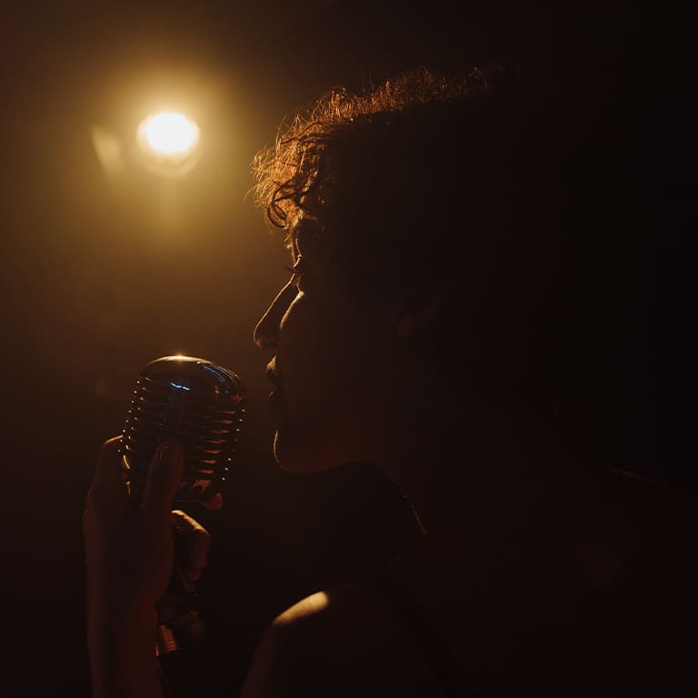 IMAGINARIO III | CHICA CANTANDO